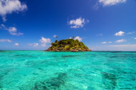 Turquoise water and small Caribbean island near San Andres y Providencia, Colombia