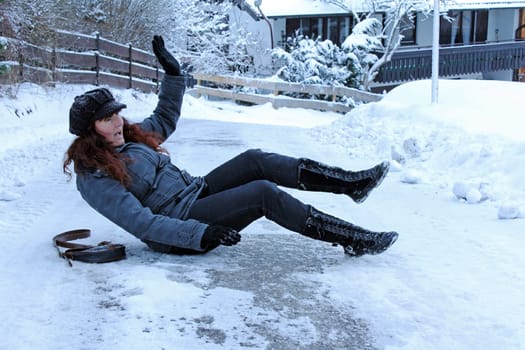 Risk of slipping in slippery snow and black ice on the roads