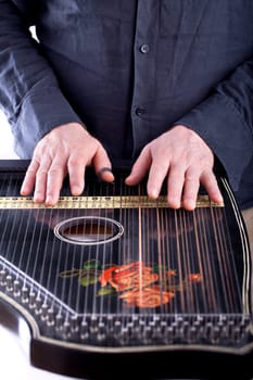 Playing the zither instrument