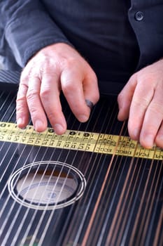 Playing the zither instrument
