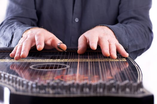 Playing the zither instrument