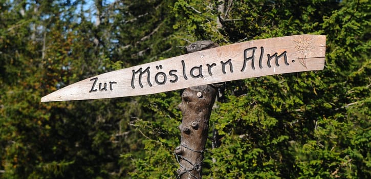 Signpost to the alpine pasture