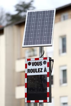 Educational radars are information panels that display in real time the speed of vehicles that move toward them