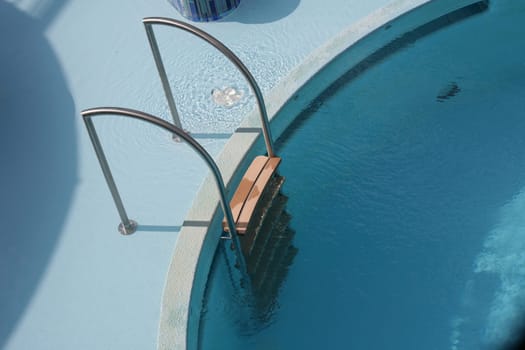 Pool ladder and swimming pool