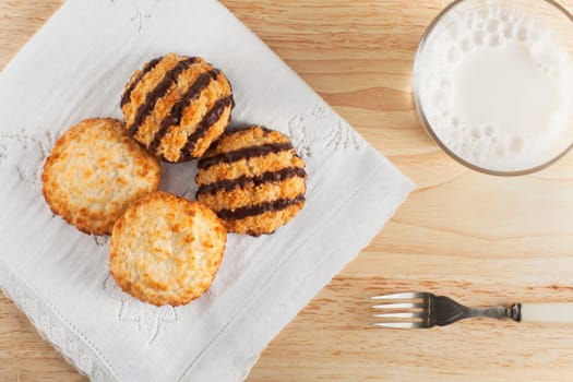Plain and chocolate coconut macaroons with milk.