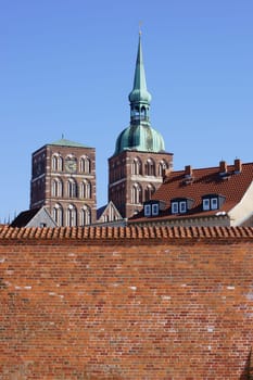 Die Fotografie der Stadtmauer von Stralsund am Rande der Altstadt.