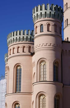 Die Fotografie zweier Türme von Schloss Granitz bei schönem Wetter.