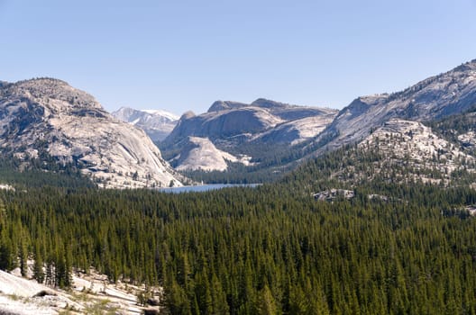 Tenaya Lake in the mountains of Yosemite National Park in California