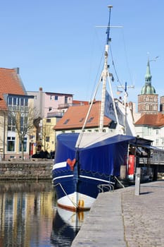 Stralsund, Mecklenburg Vorpommern/Deutschland  – April 05: Der Hafen von Stralsund mit Sicht auf die Altstadt am 05. April 2013 in Stralsund.