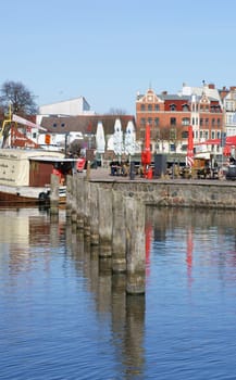 Stralsund, Mecklenburg Vorpommern/Deutschland  – April 05: Unbekannte Leute sitzen in einem Cafe am 05. April 2013 im Hafen von Stralsund.