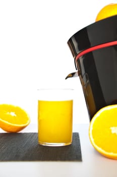 making orange juice from sliced oranges with help of juicer