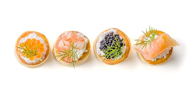 Puff pastry pies with salmon,caviar and prawns