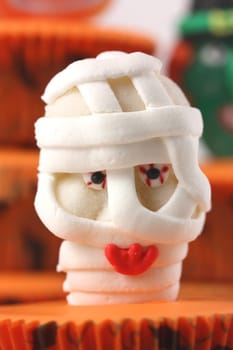 Mummy sweet on halloween cup cake