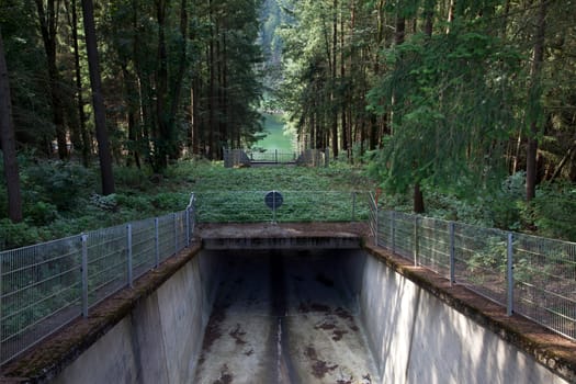 Overflow drinking water reservoir