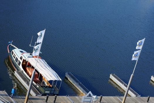 Dömitz, Deutschland – April 01: Ein unbekannter Junge steht auf dem Steg eines Schiffanlegeplatzes am 01. April, 2013 in Dömitz. Die Hafenanlage gilt als Tor zu Mecklenburg-Vorpommern, denn über die Elde-Mueritz-Wasserstraße gelangt man bis zur mecklenburgischen Seenplatte.