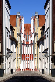 Die Fotografie einer Straße in der Stralsunder Altstadt, abstrakt verändert.