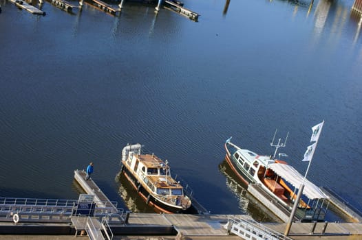 Dömitz, Deutschland – April 01: Ein unbekannter Junge steht auf dem Steg eines Schiffanlegeplatzes am 01. April, 2013 in Dömitz. Die Hafenanlage gilt als Tor zu Mecklenburg-Vorpommern, denn über die Elde-Mueritz-Wasserstraße gelangt man bis zur mecklenburgischen Seenplatte.
