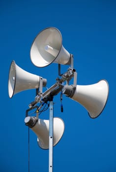 Public access system with 4 speakers on a large pole