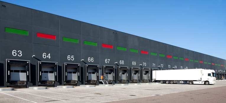 Loading bay for loading and unloading trucks