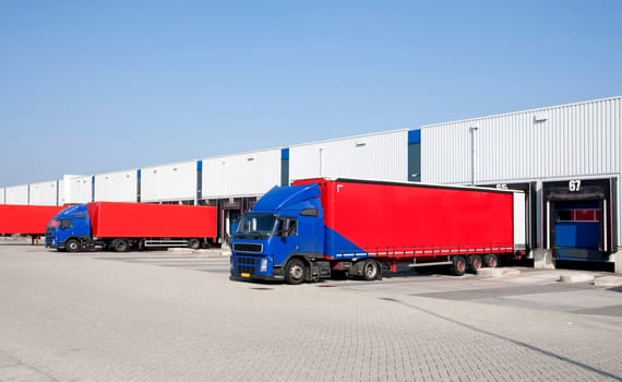 Loading bay for loading and unloading trucks