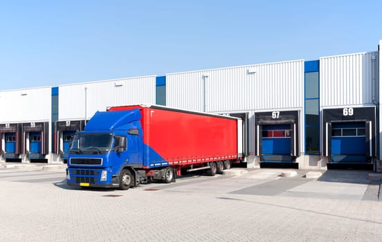 Loading bay for loading and unloading trucks