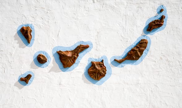 White wall representing the Canary Islands