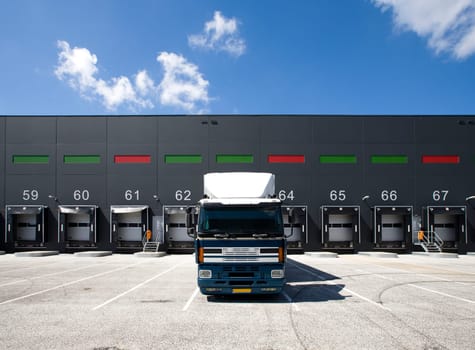 Loading bay for loading and unloading trucks