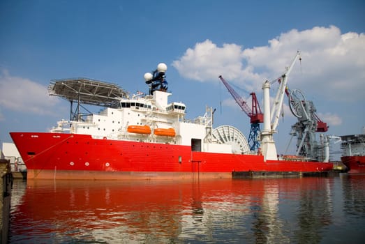 Flexible pipelay and construction vessel for deepwater operations