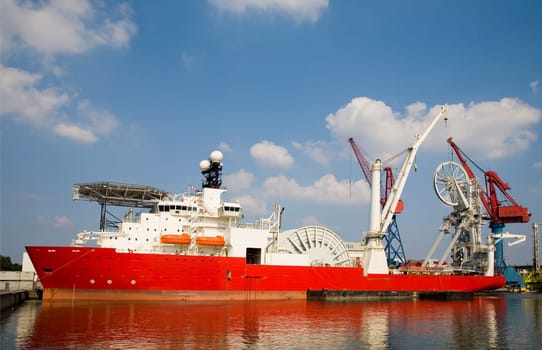 Flexible pipelay and construction vessel for deepwater operations