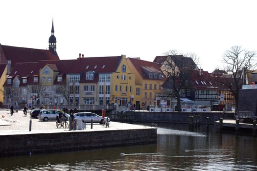 Stralsund, Deutschland  – April 06: Der Hafen von Stralsund am 06. April 2013 in Stralsund. Die Historische Altstadt Stralsund ist der Name eines am 27. Juni 2002 von der UNESCO in die „Liste des Welterbes“ aufgenommenen Kulturgutes in Deutschland.