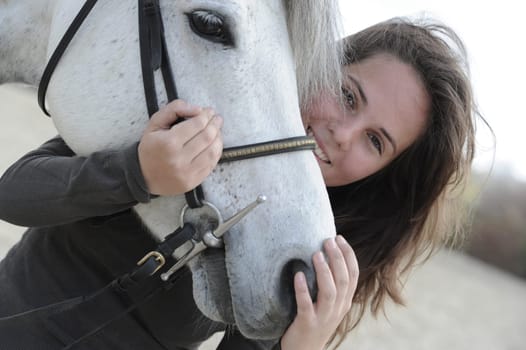 Femme jouant avec son cheval