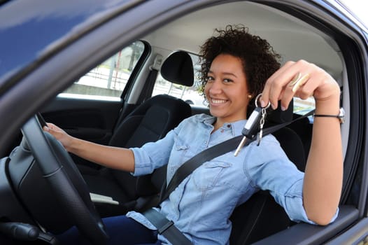 Jeune femme conduisant une voiture
