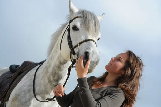 Femme jouant avec son cheval