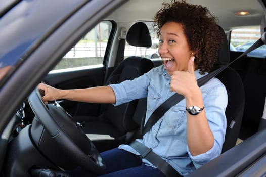 Jeune femme conduisant une voiture