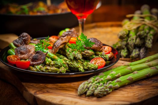 Roasted mushrooms with green asparagus and red wine