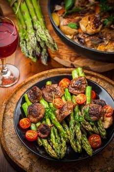 Roasted mushrooms with green asparagus and red wine