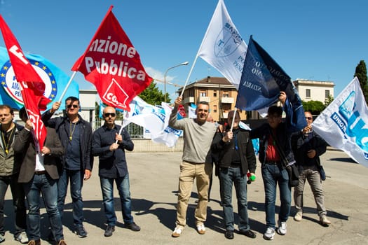 Demonstration of the operators of the Penitentiary Police of the prison in Pescara on 24 May 2013 at the PRAP of Pescara in via Alento. The protesters reveal that with the opening of the new pavilion Criminal Police Prison staff is not enough to ensure the safety of the 'institution el' safety of prisoners, in addition to having to comply with all other institutional activities, translations, picketing, stocks etc. ... The trade unions asking as many as 35 units of the Penitentiary Police for the 'opening of the new pavilion, they were instead provided 24 in bargaining and regional allocated only 20 detached and transferred between and among these some have already returned to their homes. Considering the fact that the prediction of organic plant as per the Decree of the Head of DAP DL 13/02/2013 is for the D.C. Pescara to 194 units, compared with 131 currently present and that it was also required of the mission staff at the CC dell 'Aquila to ensure the activities of video conferencing. The protesters have decided to give voice to their daily difficulties that they face and that surely will increase with the passage of time. The event has been signed by the secretaries of the Company: FP-CGIL, C.I.S.L., U.I.L.P.A, S.A.P. Pe, O.S.A.P.P., Si.N.A.P.Pe, U.G.L. and C.N.P.P.