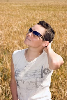 Photo of the girl in sunglasses with a camomile