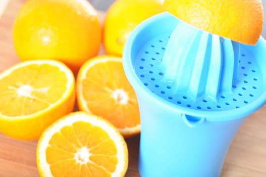 Preparing 100% orange juice using squeezer.