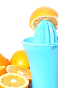 Preparing 100% orange juice using squeezer.