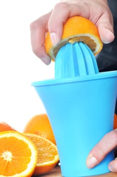 Preparing 100% orange juice using squeezer.