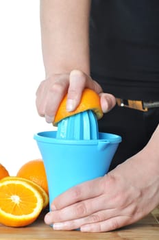 Preparing 100% orange juice using squeezer.