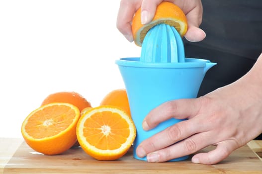 Preparing 100% orange juice using squeezer.