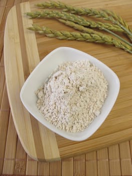 Wholemeal spelt flour and spelt ears