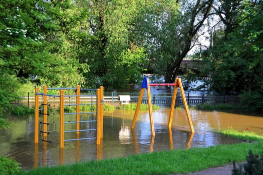 überfluteter Spielplatz beim Hochwasser in Magdeburg