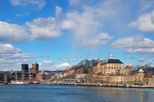 Rathaus und Festung Akershus Oslo Norwegen / City Hall and Castle Akershus Oslo Norway