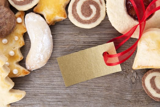 a golden label with copyspace framed by christmas cookies