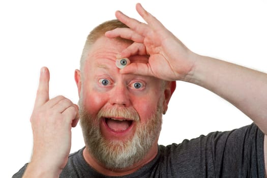 Man holds a glauaugen in front of his forehead