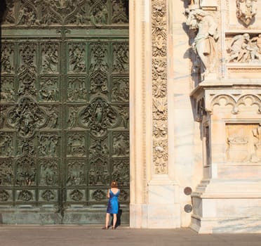 Couples looking the portal of the Milan cathedral