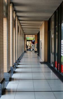 Kassel, Hessen/Deutschland  – Juni 08, 2013: Ein Mann steht an einem Kiosk am Bahnhof Kassel hinter einer Reihe von Betonpfeilern am 08. Juni in Kassel.